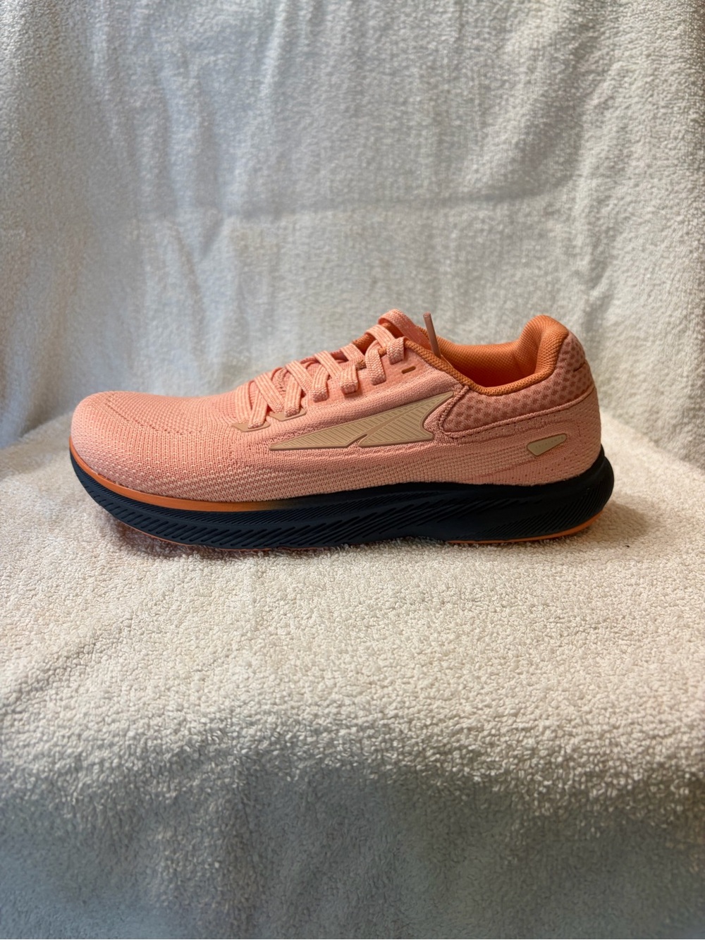 Altra  Escalate 3 Women's Peach Running Shoe with Black Midsole NIB Sz 6